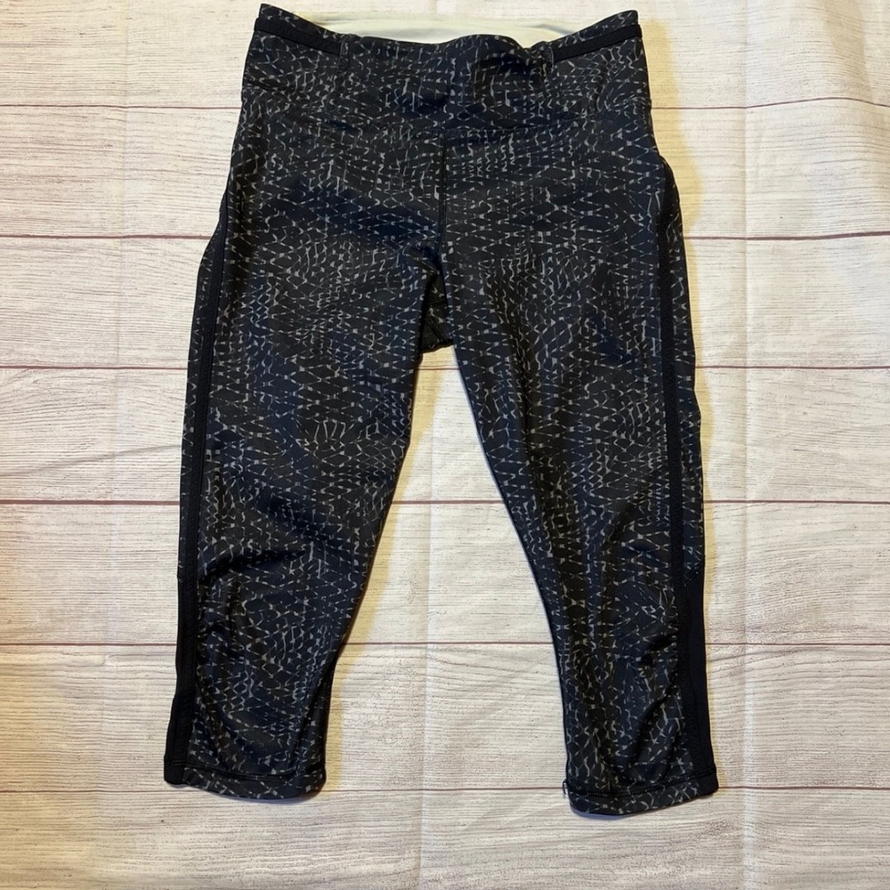 Lululemon real quick crop Leggings in samba snake pattern size 6